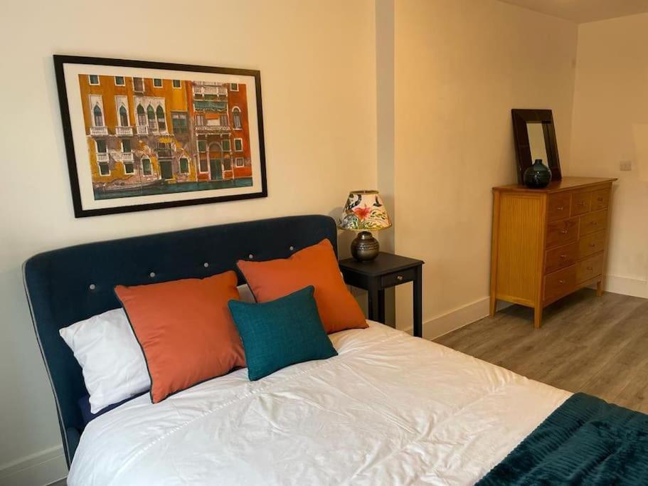 Stunning And Spacious 2Bed Flat In Central Woking Exterior foto