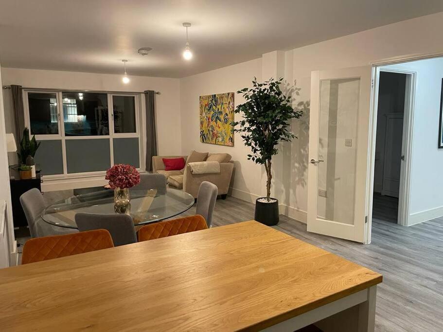 Stunning And Spacious 2Bed Flat In Central Woking Exterior foto