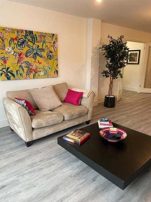 Stunning And Spacious 2Bed Flat In Central Woking Exterior foto