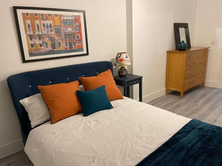Stunning And Spacious 2Bed Flat In Central Woking Exterior foto