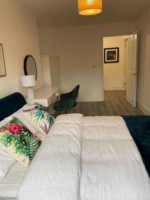 Stunning And Spacious 2Bed Flat In Central Woking Exterior foto