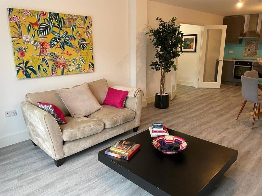 Stunning And Spacious 2Bed Flat In Central Woking Exterior foto