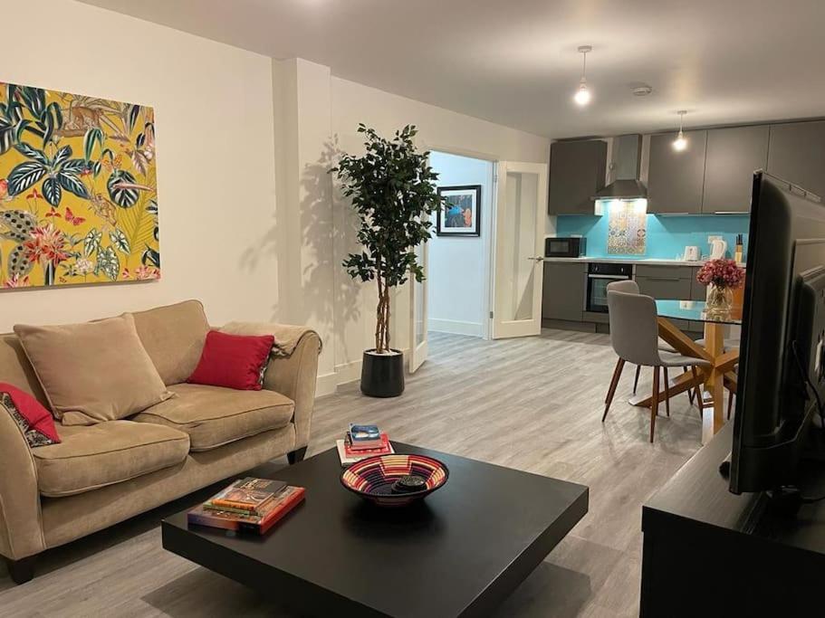 Stunning And Spacious 2Bed Flat In Central Woking Exterior foto